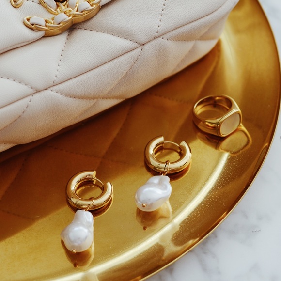 Gold Plated Squared White Seashell Signet Ring - Picture 4 of 12